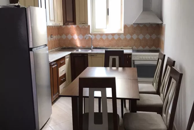 APARTAMENT 2+1. 45000 LEKE.UNIVERSITETI I MJEKSISE