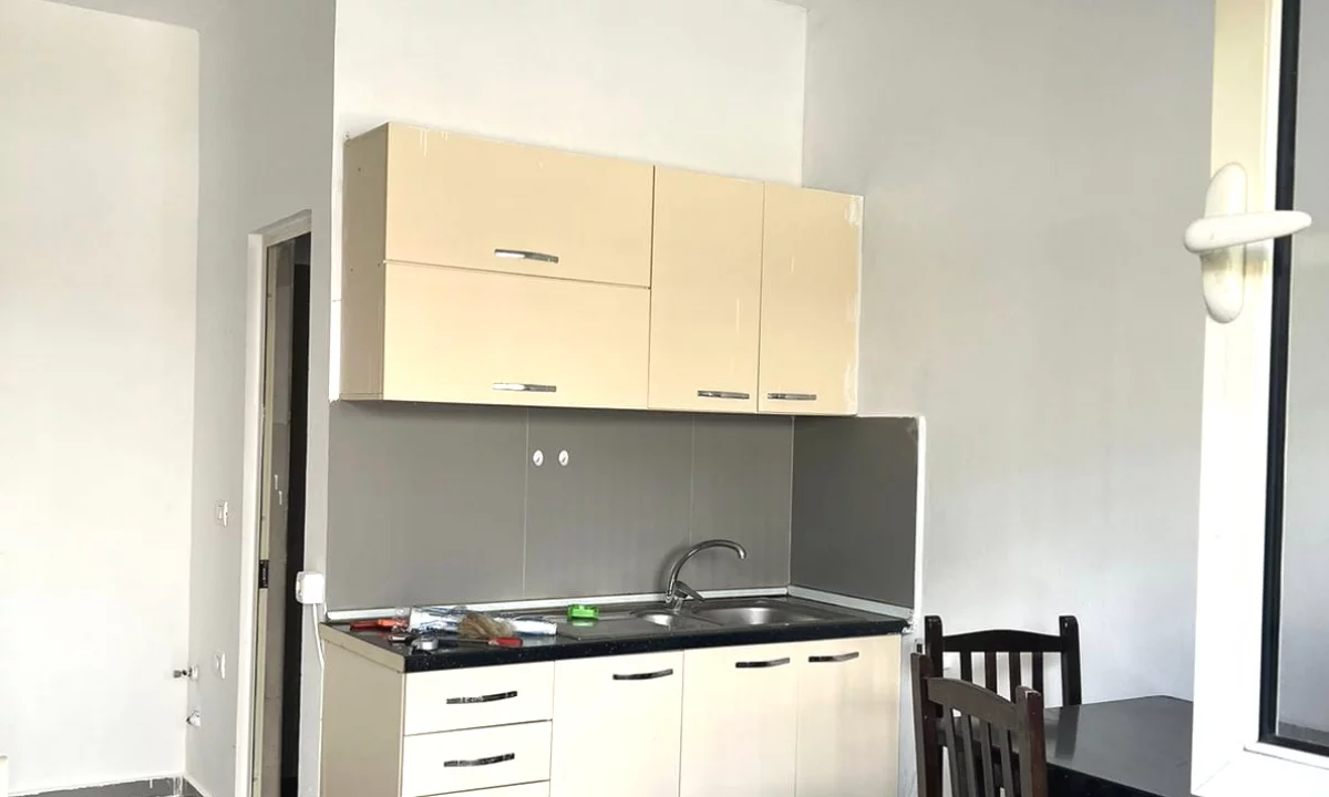 Shtepi me qera Apartament ne Tirane, Garsoniere, Mobilimi E mobiluar, Pagesa 20,000  Leke.
