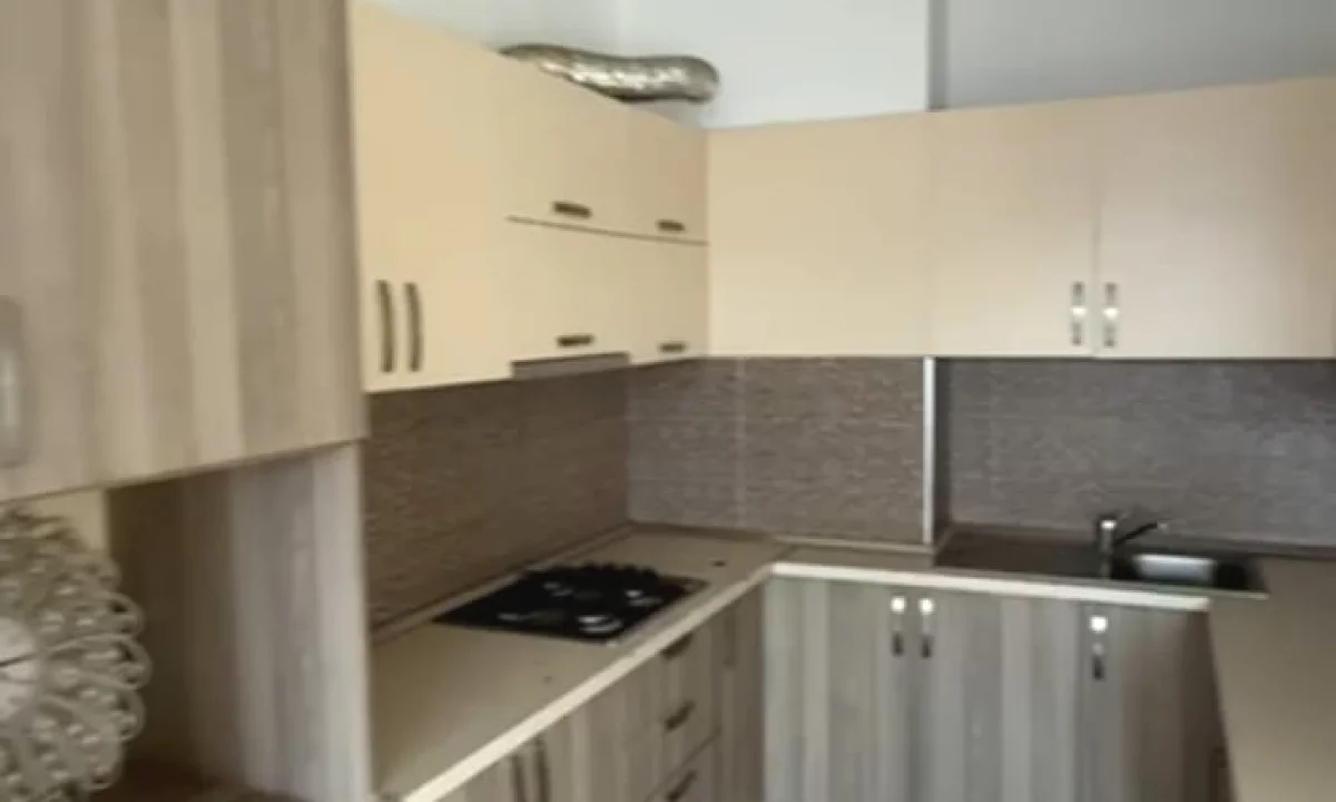 Shtepi me qera Apartament ne Tirane, 1+1, Mobilimi Pjeserisht e mobiluar, Pagesa 35,000  Leke.