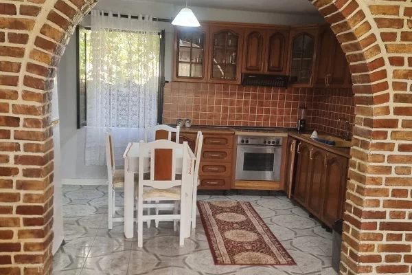 Shtepi me qera Apartament ne Tirane, 1+1, Mobilimi E mobiluar, Pagesa 50,000  Leke.