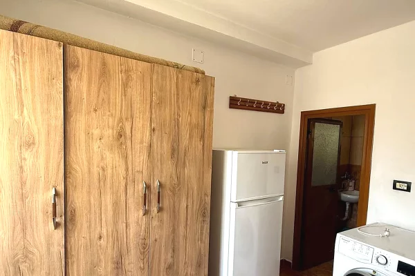 Shtepi me qera Apartament ne Tirane, Garsoniere, Mobilimi E mobiluar, Pagesa 25,000  Leke.