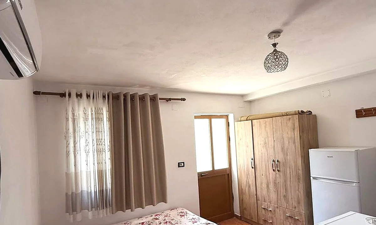 Shtepi me qera Apartament ne Tirane, Garsoniere, Mobilimi E mobiluar, Pagesa 25,000  Leke.
