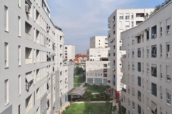 Kompleksi Magnet_21 Dhjetori_Kërkohet vajzë për bashkëndarje apartamenti 2+1, i ri dhe i mobiluar