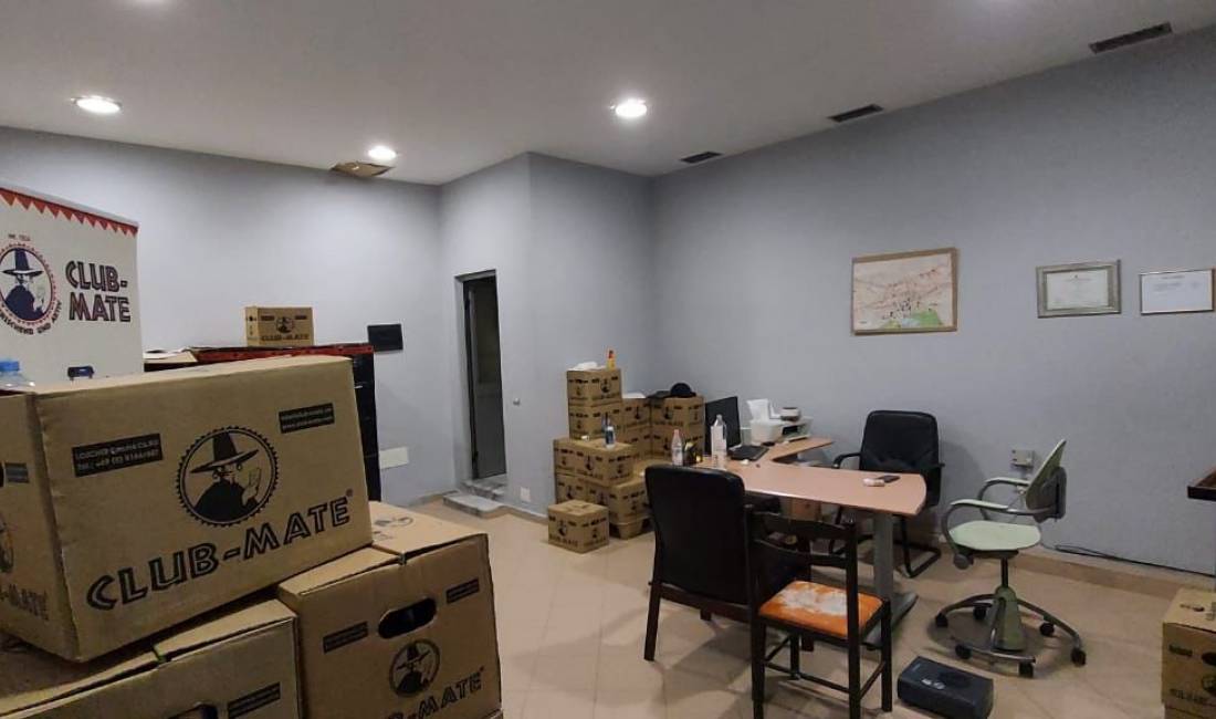 Shitet Dyqan OKAZION te Komuna e Parisit ne Rrugen Dervish Bej Mitrovica. Dyqani eshte 28m2, op