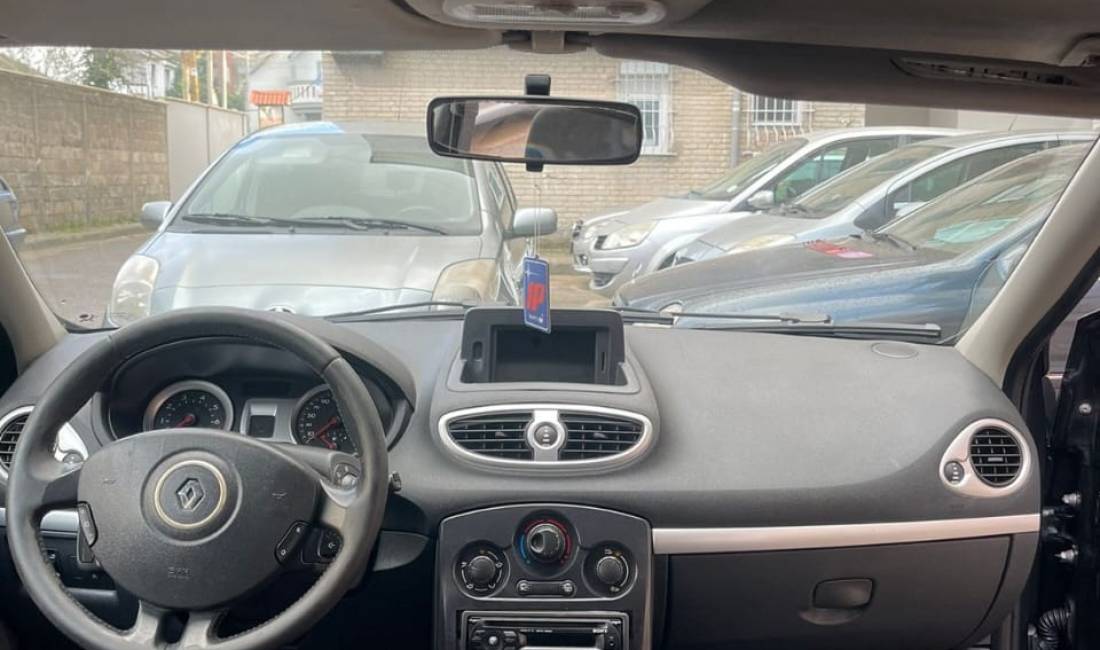 Auto in Vendita a Tirana, Renault, 2009 Benzine,Kambio Manual Pagamento 3,000  Euro.