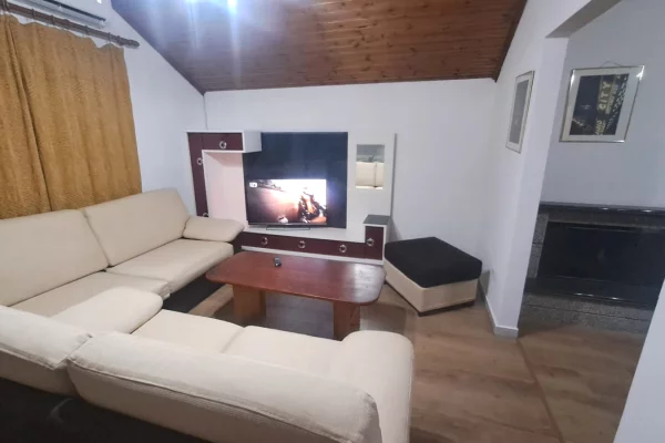 Shtepi me qera Shtepi Private ne Tirane, 1+1, Mobilimi E mobiluar, Pagesa 450  Euro.