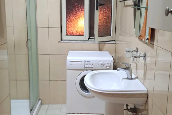 Shtepi me qera Shtepi Private ne Tirane, 1+1, Mobilimi E mobiluar, Pagesa 450  Euro.