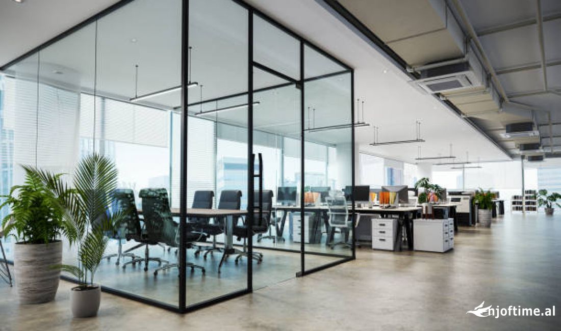 Jepet me qera ambjent 500 m2 te 21 Dhjetori!