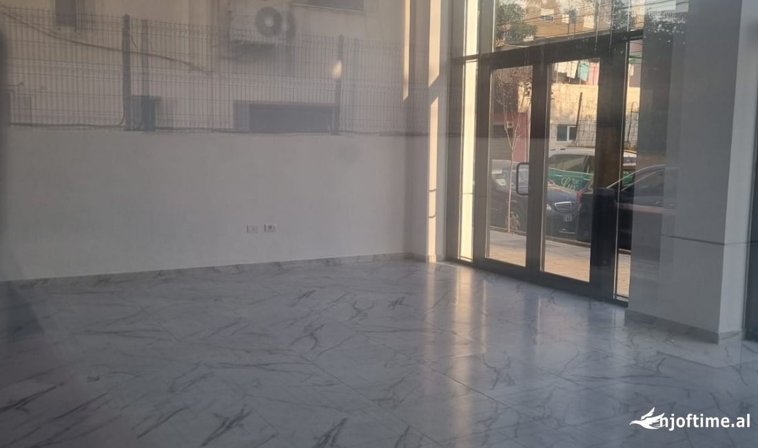 Jepet ambient me qira tek Rruga e Kavajes. 