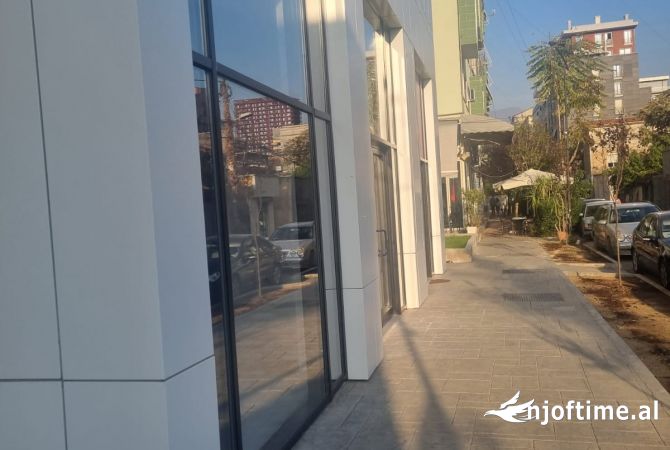 Jepet ambient me qira tek Rruga e Kavajes. 