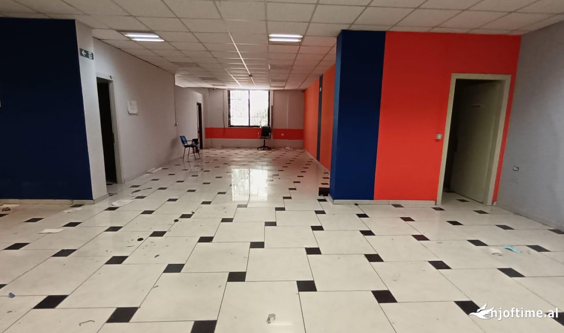 Ambient biznesi me qira tek rruga e  Elbasanit. 