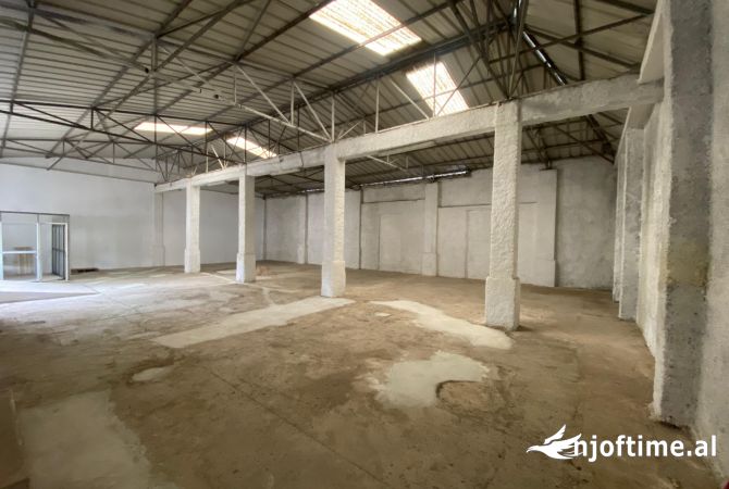 Ambiente Commerciale in Affitto 4+1 a Tirana - 1,300 Euro