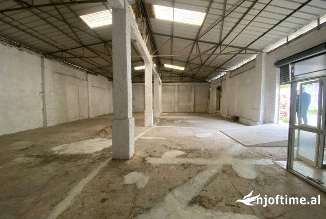 Ambiente Commerciale in Affitto 4+1 a Tirana - 1,300 Euro