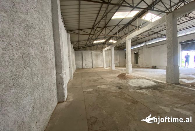 Ambiente Commerciale in Affitto 4+1 a Tirana - 1,300 Euro