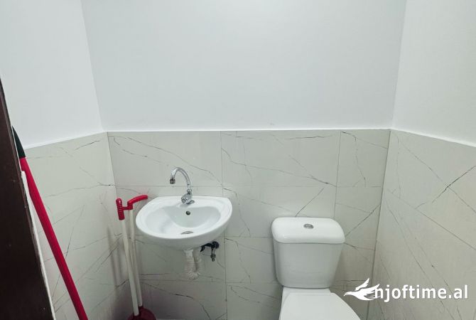Ambiente Commerciale in Affitto 3+1 a Tirana - 350 Euro