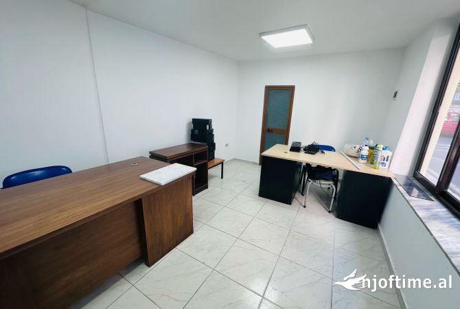 Ambiente Commerciale in Affitto 3+1 a Tirana - 350 Euro