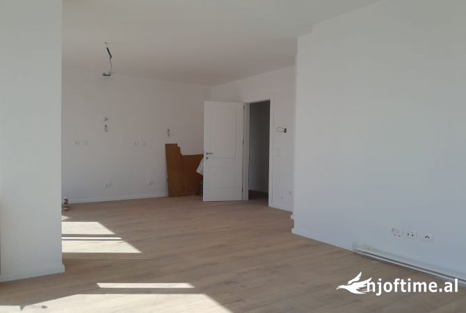 Ambiente Commerciale in Affitto 3+1 a Tirana - 2,000 Euro