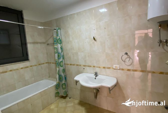 Ambiente Commerciale in Affitto 3+1 a Tirana - 900 Euro