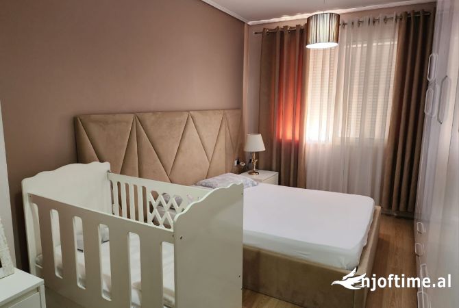 Shtepi ne shitje Apartament ne Tirane, 2+1, Mobilimi E mobiluar, Pagesa 135,000  Euro.