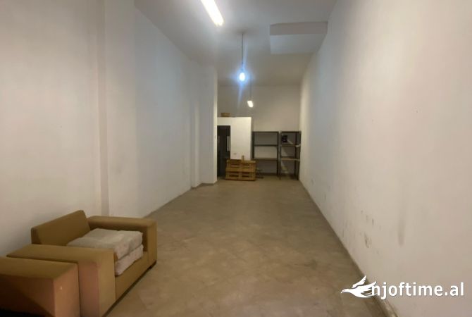 Ambient biznesi me qira tek 21 Dhjetori, mbrapa Bar Oslo