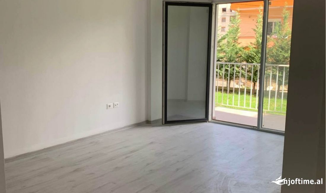 Shtepi ne shitje Apartament ne Tirane, 1+1, Mobilimi Bosh, pa mobiluar, Pagesa 95,000  Euro.