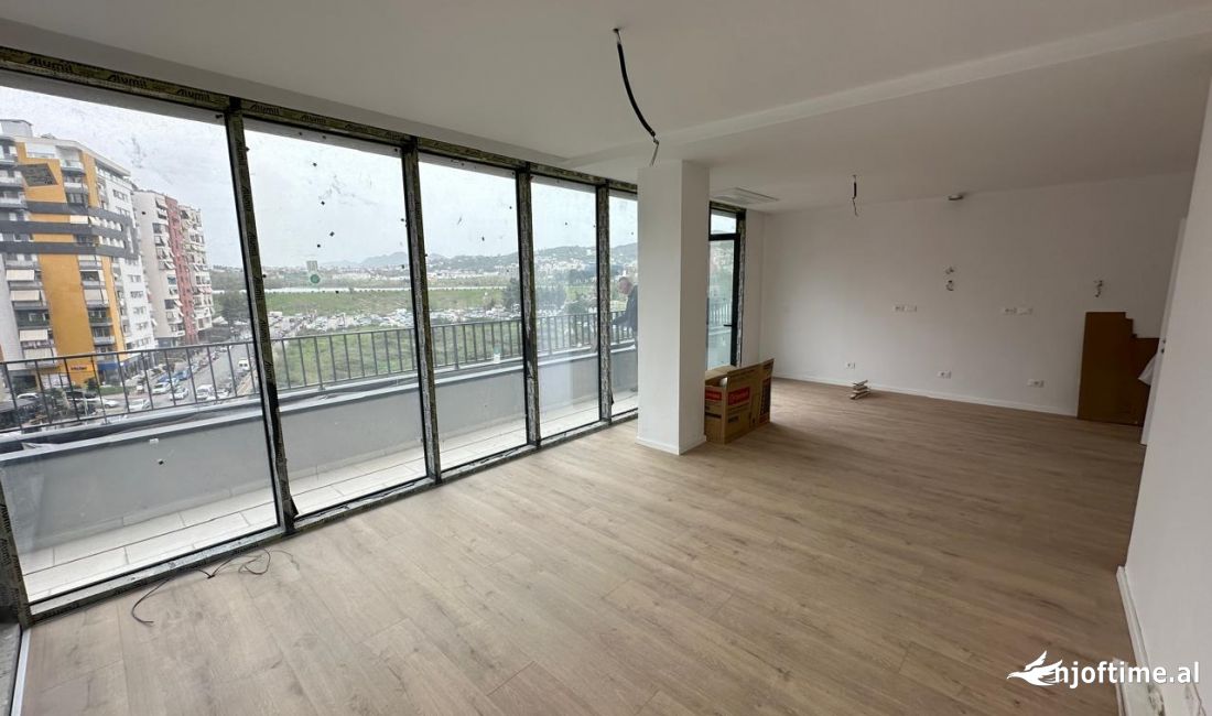 Ambient Zyre 3+1+2+2 Poste Parkimi me Qira, tek Lake View Residence