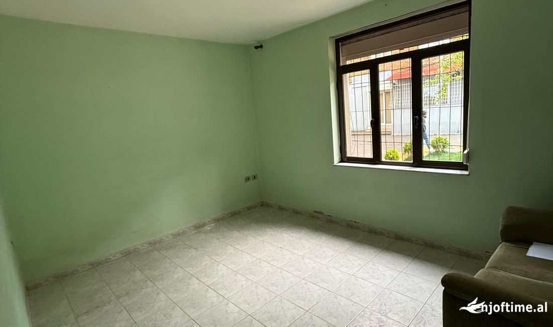 Shtepi ne shitje Apartament ne Tirane, 1+1, Mobilimi Bosh, pa mobiluar, Pagesa 115,000  Euro.