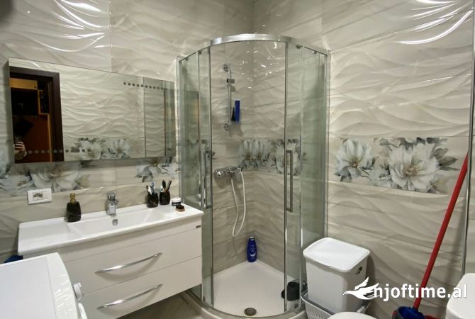 Shtepi ne shitje Apartament ne Tirane, 2+1, Mobilimi E mobiluar, Pagesa 160,000  Euro.