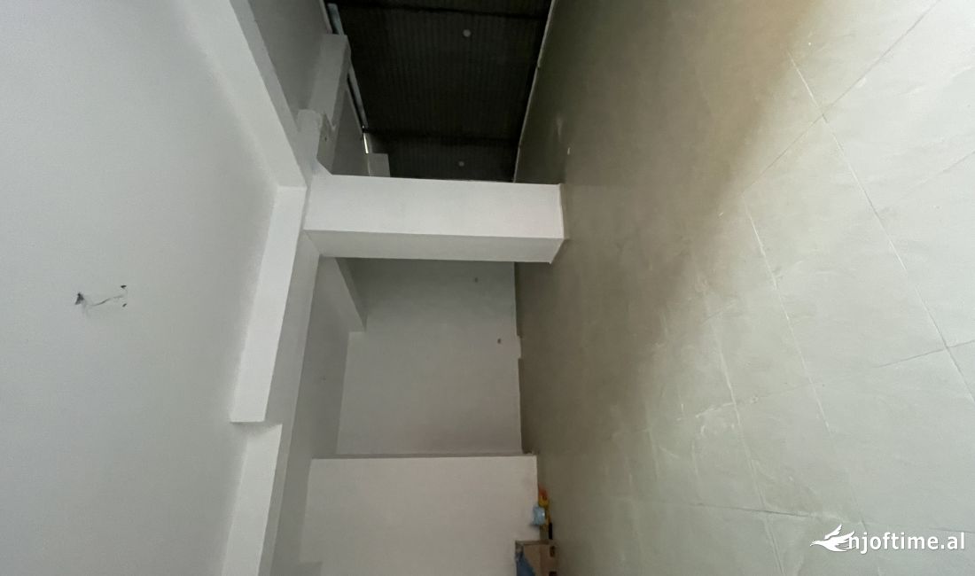 Ambjent me qera yzberisht 800Euro prane nela 6