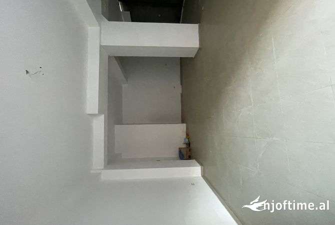 Ambiente Commerciale in Affitto 1+1 a Tirana - 800 Euro