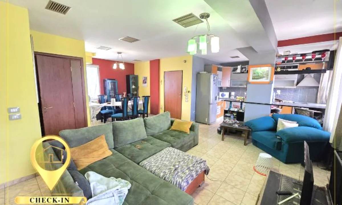 Duplex (casa a 2 piani) in vendita a Tirana 4+1, Arredato