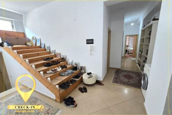 Mansarda(ultimo piano del tetto) in vendita a Tirana 2+1, Arredato