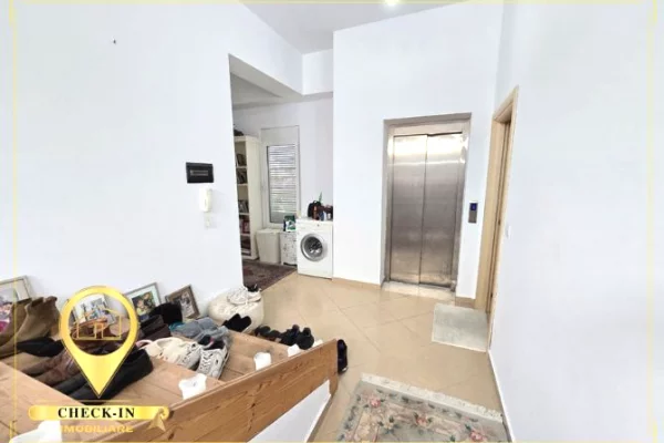 Mansarda(ultimo piano del tetto) in vendita a Tirana 2+1, Arredato