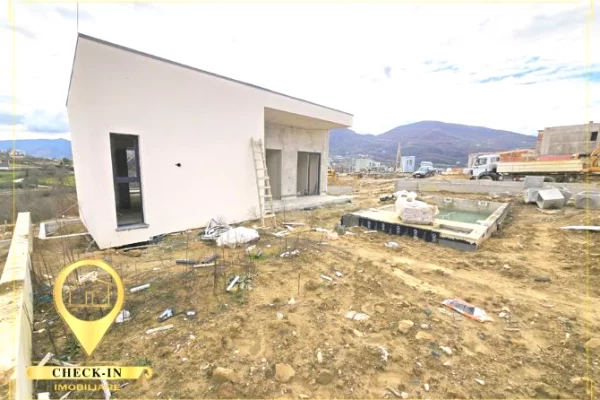 Shtepi ne shitje Vila Luksoze ne Tirane, 3+1, Mobilimi Bosh, pa mobiluar, Pagesa 480,000  Euro.