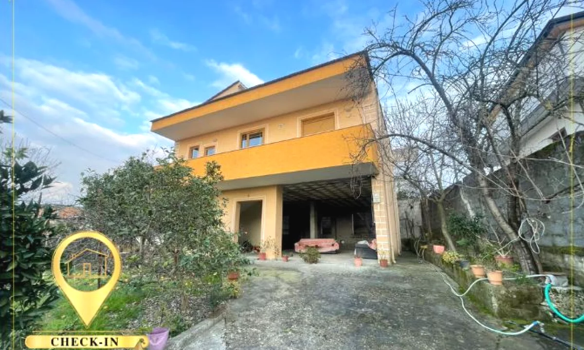 Shtepi ne shitje Vila Luksoze ne Tirane, 4+1, Mobilimi Pjeserisht e mobiluar, Pagesa 250,000  Euro.