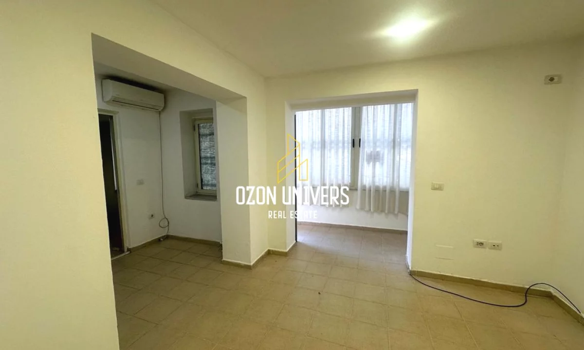 Ambient per zyra tek Komuna e Parisit!