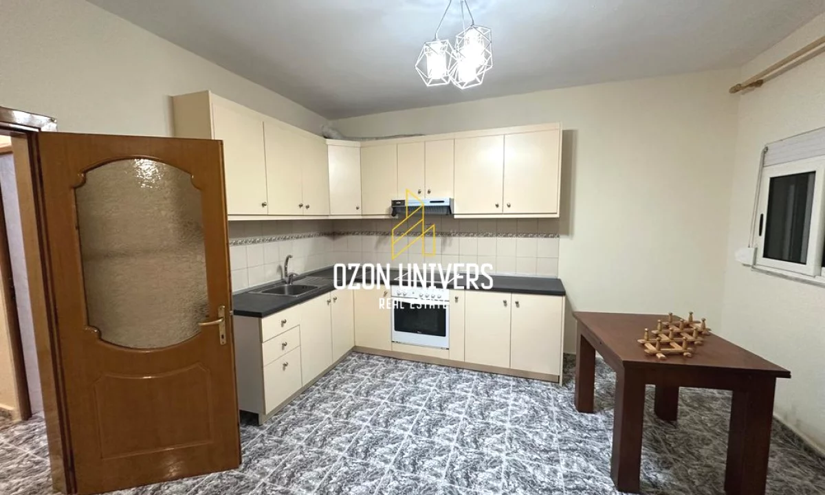 Shtepi me qera Apartament ne Tirane, 3+1, Mobilimi Bosh, pa mobiluar, Pagesa 600  Euro.