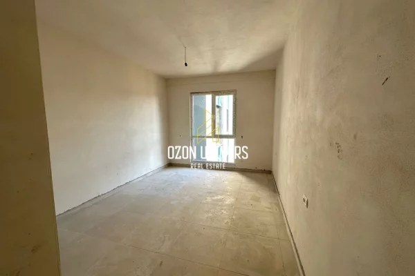 Shtepi ne shitje Apartament ne Tirane, 2+1, Mobilimi Bosh, pa mobiluar, Pagesa 125,000  Euro.