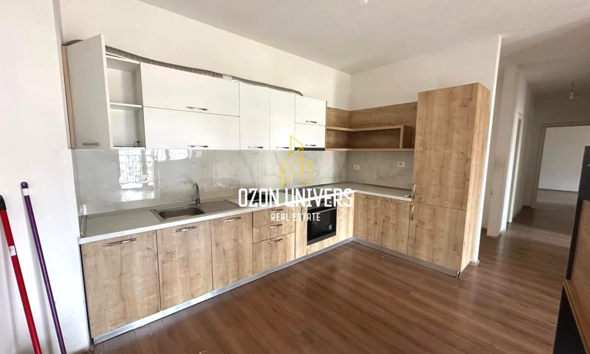 Shtepi me qera Apartament ne Tirane, 3+1, Mobilimi Bosh, pa mobiluar, Pagesa 70,000  Leke.