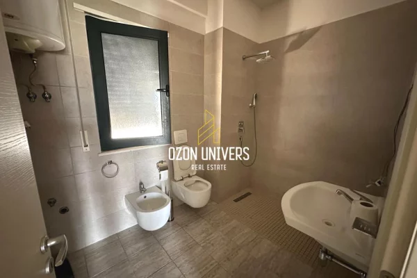 Shtepi me qera Apartament ne Tirane, 3+1, Mobilimi Bosh, pa mobiluar, Pagesa 70,000  Leke.