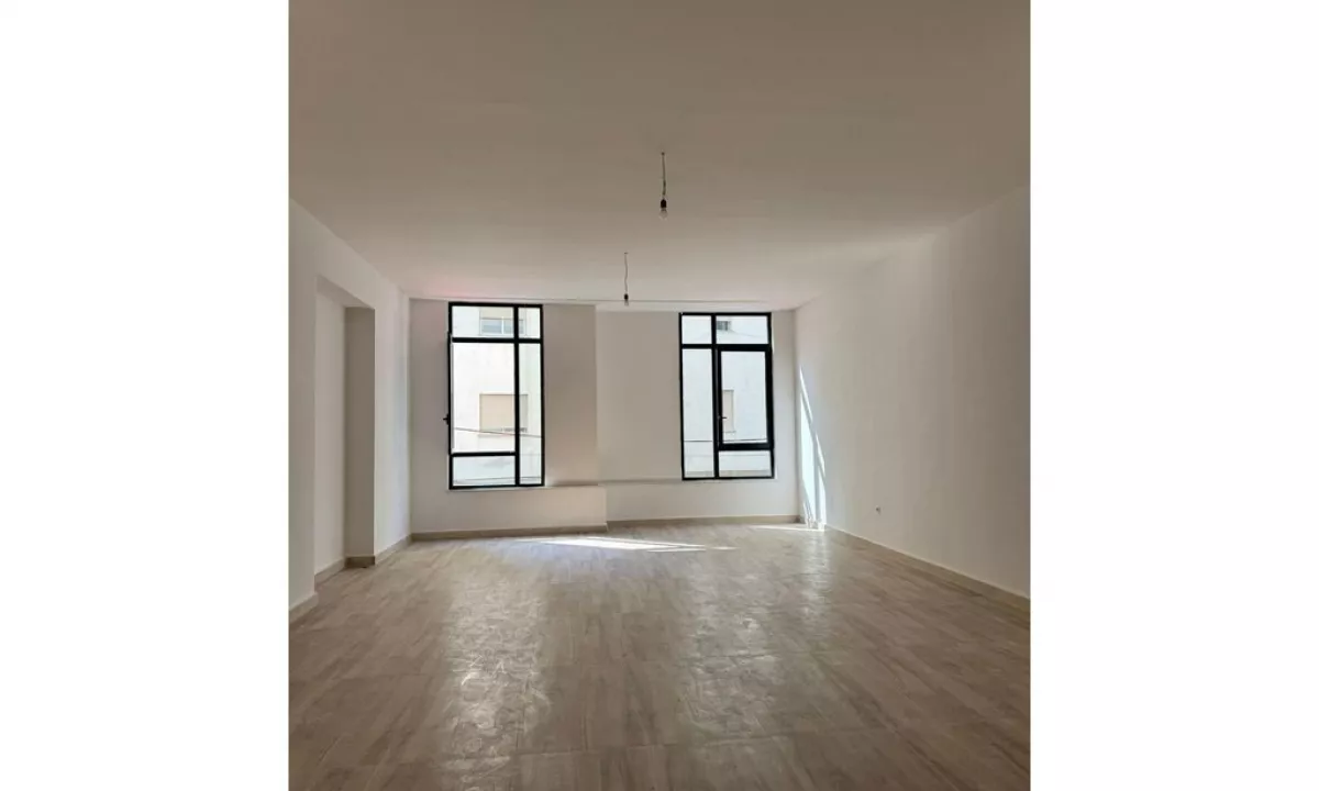 Ambient Biznesi me Qera Te Mine Peza, Donika Center