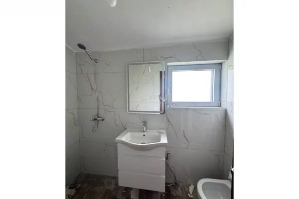 Shtepi me qera Apartament ne Tirane, 2+1, Mobilimi Pjeserisht e mobiluar, Pagesa 600  Euro.