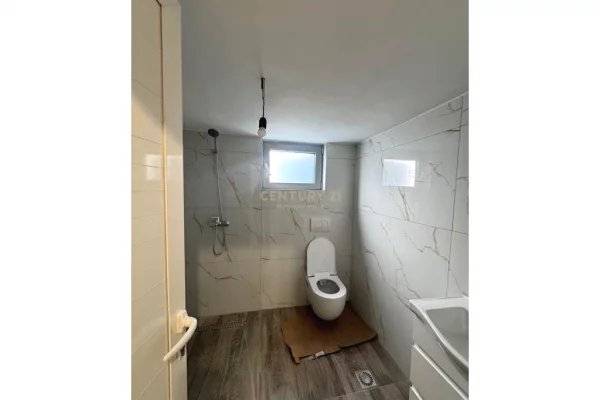 Shtepi me qera Apartament ne Tirane, 2+1, Mobilimi Pjeserisht e mobiluar, Pagesa 700  Euro.