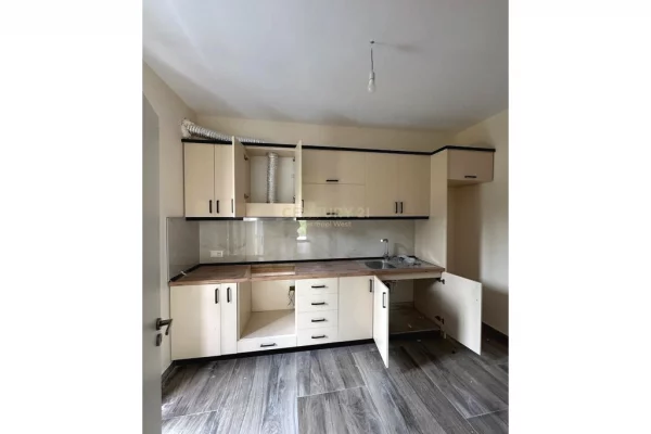 Shtepi me qera Apartament ne Tirane, 2+1, Mobilimi Pjeserisht e mobiluar, Pagesa 700  Euro.