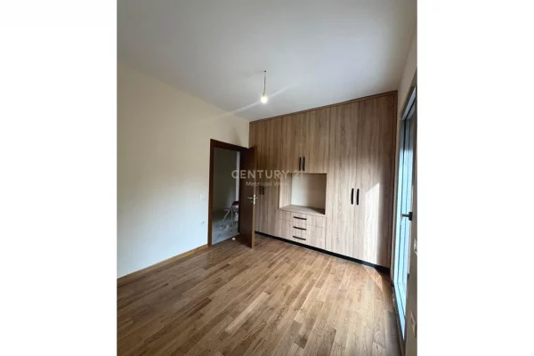 Shtepi me qera Apartament ne Tirane, 2+1, Mobilimi Pjeserisht e mobiluar, Pagesa 700  Euro.