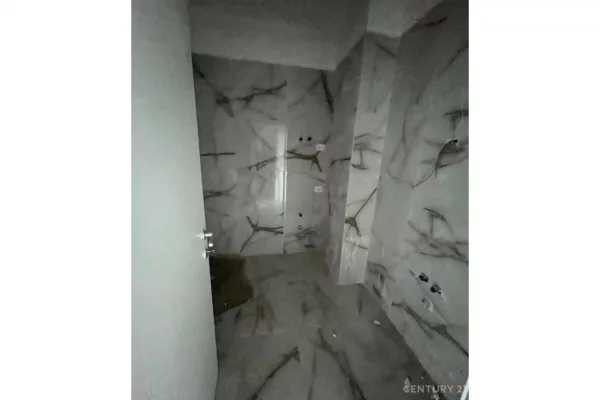 Shtepi ne shitje Apartament ne Tirane, 2+1, Mobilimi Bosh, pa mobiluar, Pagesa 240,000  Euro.