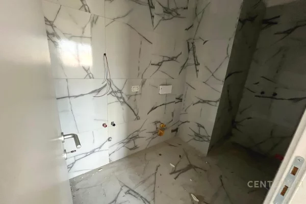 Shtepi ne shitje Apartament ne Tirane, 2+1, Mobilimi Bosh, pa mobiluar, Pagesa 240,000  Euro.