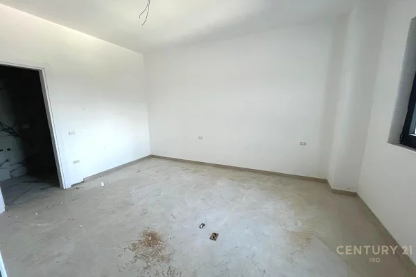 Shtepi ne shitje Apartament ne Tirane, 2+1, Mobilimi Bosh, pa mobiluar, Pagesa 240,000  Euro.