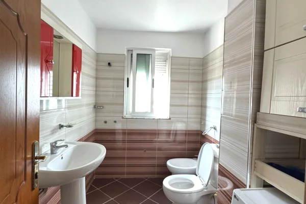 Shtepi me qera Apartament ne Tirane, 2+1, Mobilimi E mobiluar, Pagesa 50,000  Leke.