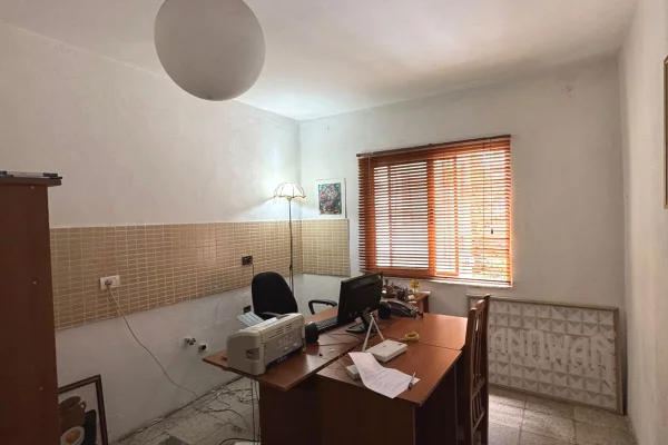 Ambient biznesi me qera 3+1 ne Tirane - 150 Euro